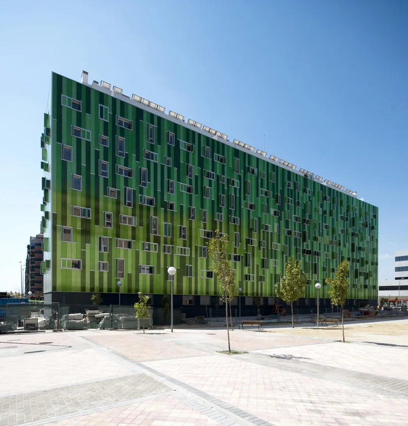 Paneles de policarbonato en tres tonos de color verde. Edificio en Pau de Vallecas en Madrid, obra del estudio SOMOS Arquitectos